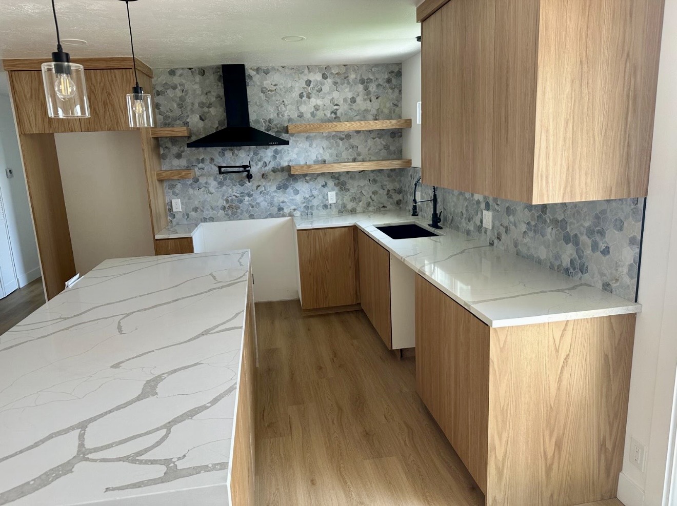 Wood kitchen with hexagonal stone backsplash